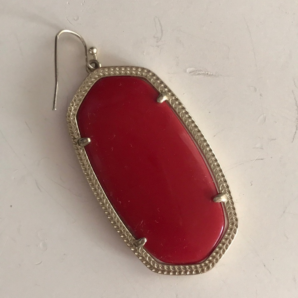 One Kendra Scott Daniel earring